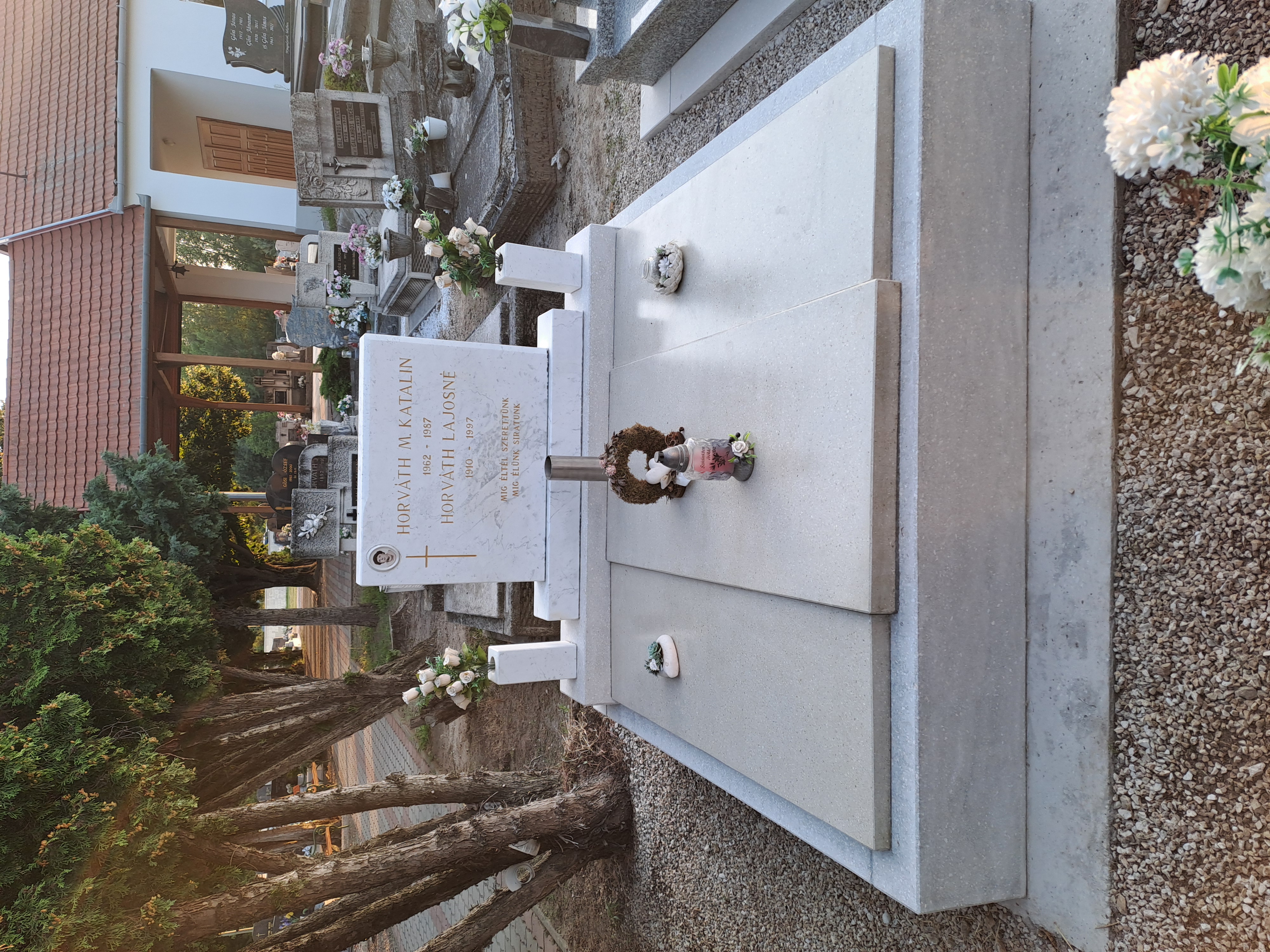 Múkőből készült sírkővek