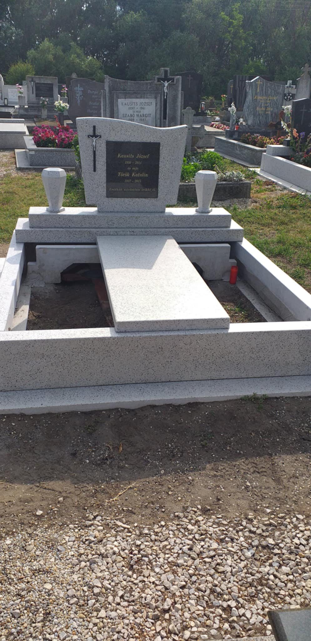 Múkőből készült sírkővek