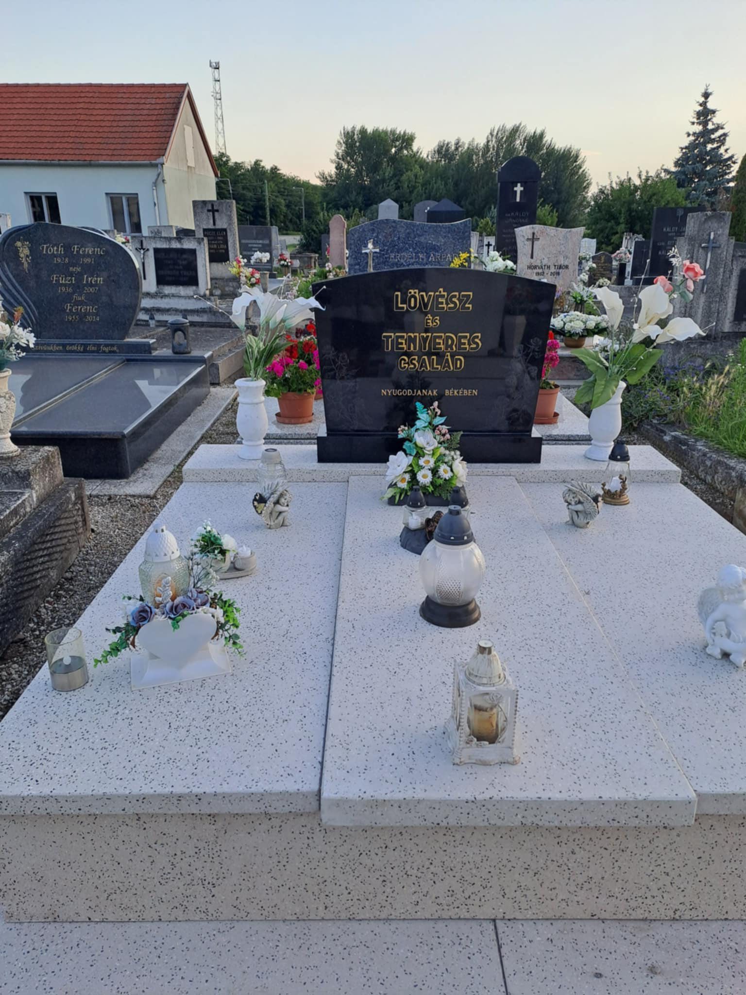 Múkőből készült sírkővek