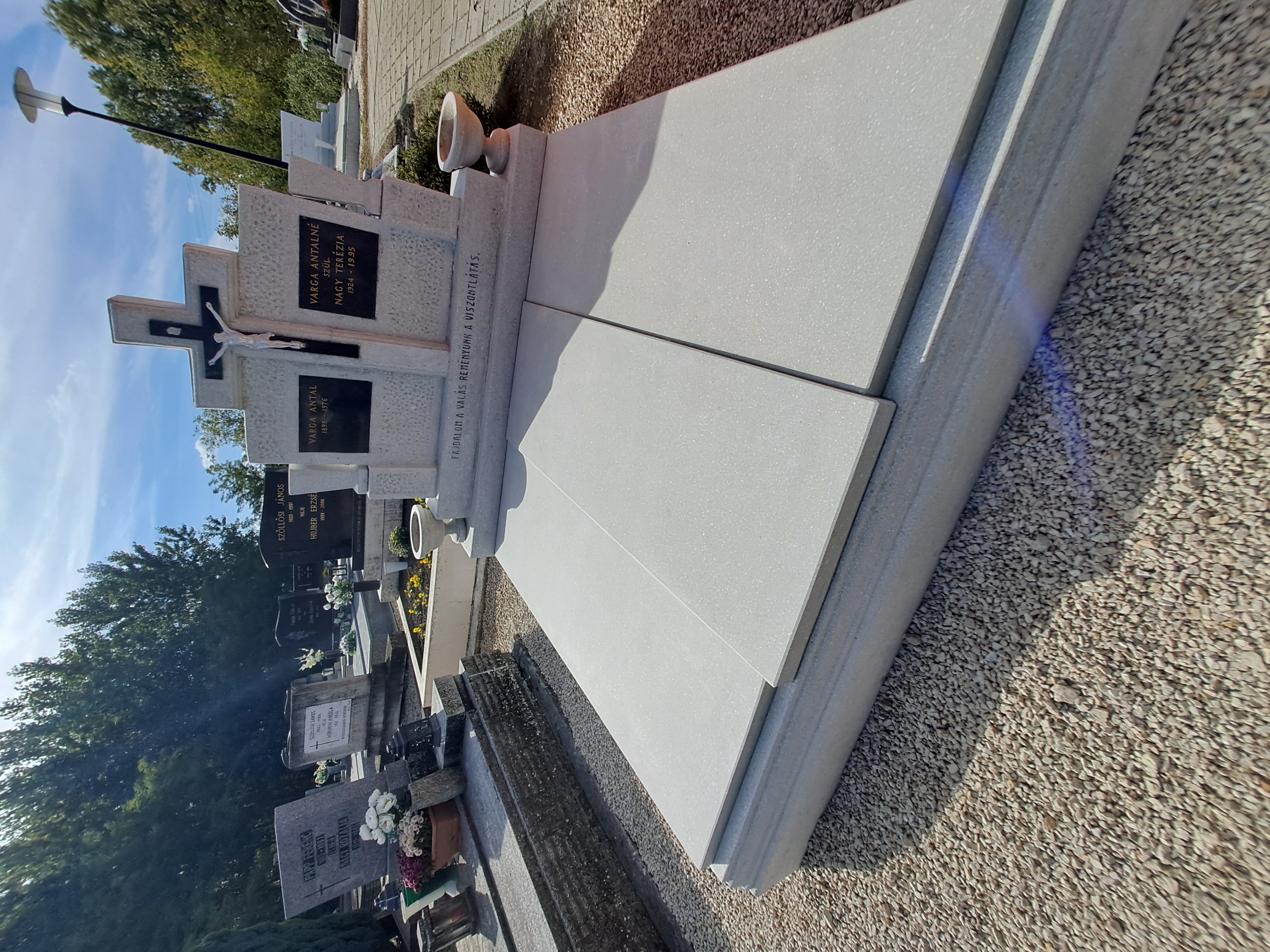 Múkőből készült sírkővek