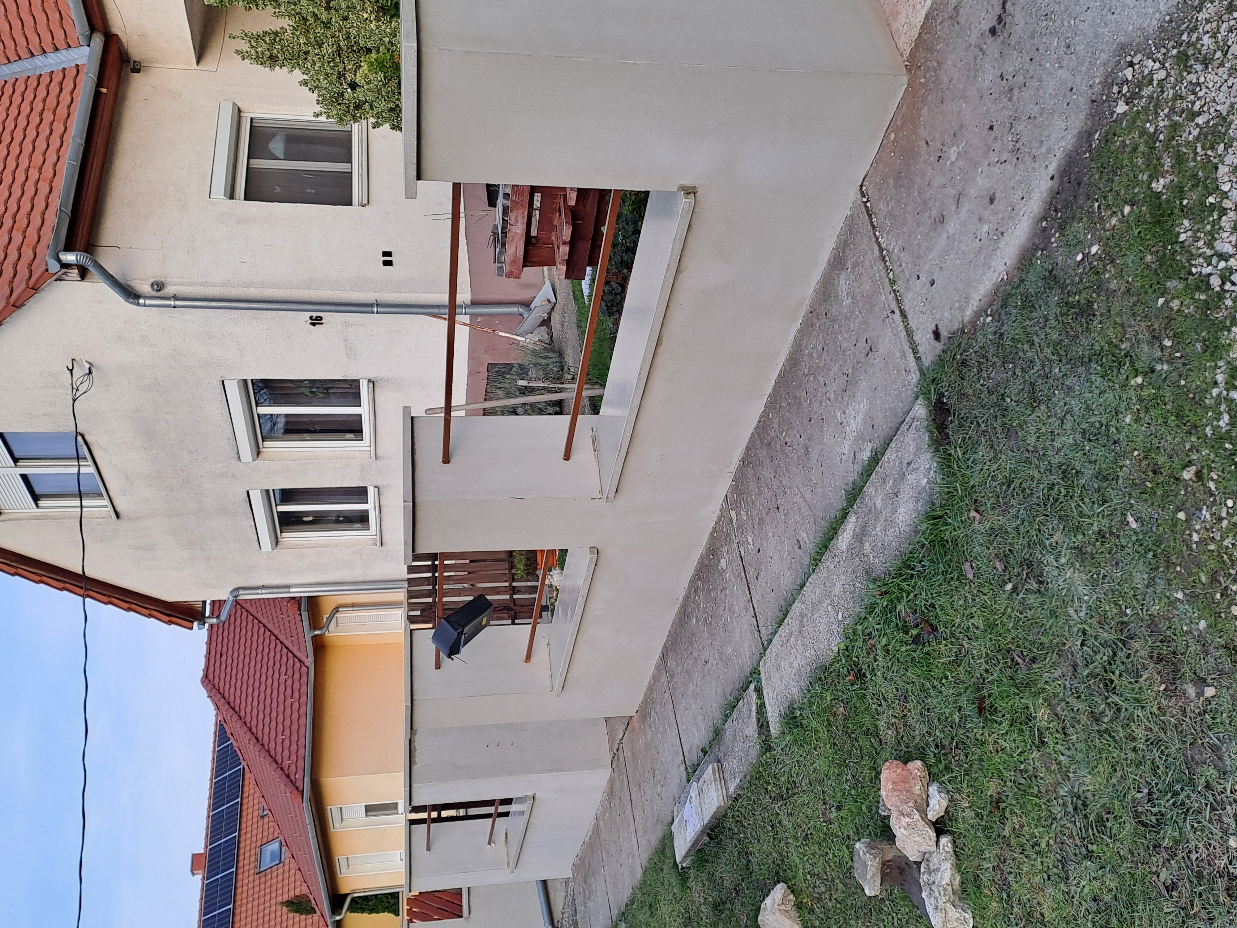 Műkőből készült, méretre szabott kerítésfedlap